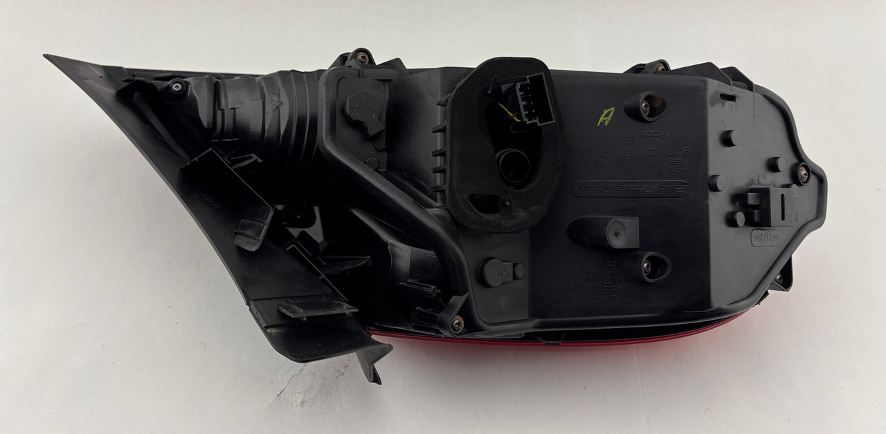 2012-2016 Volkswagen Beetle Coupe Passenger Side Tail Light - Image 4